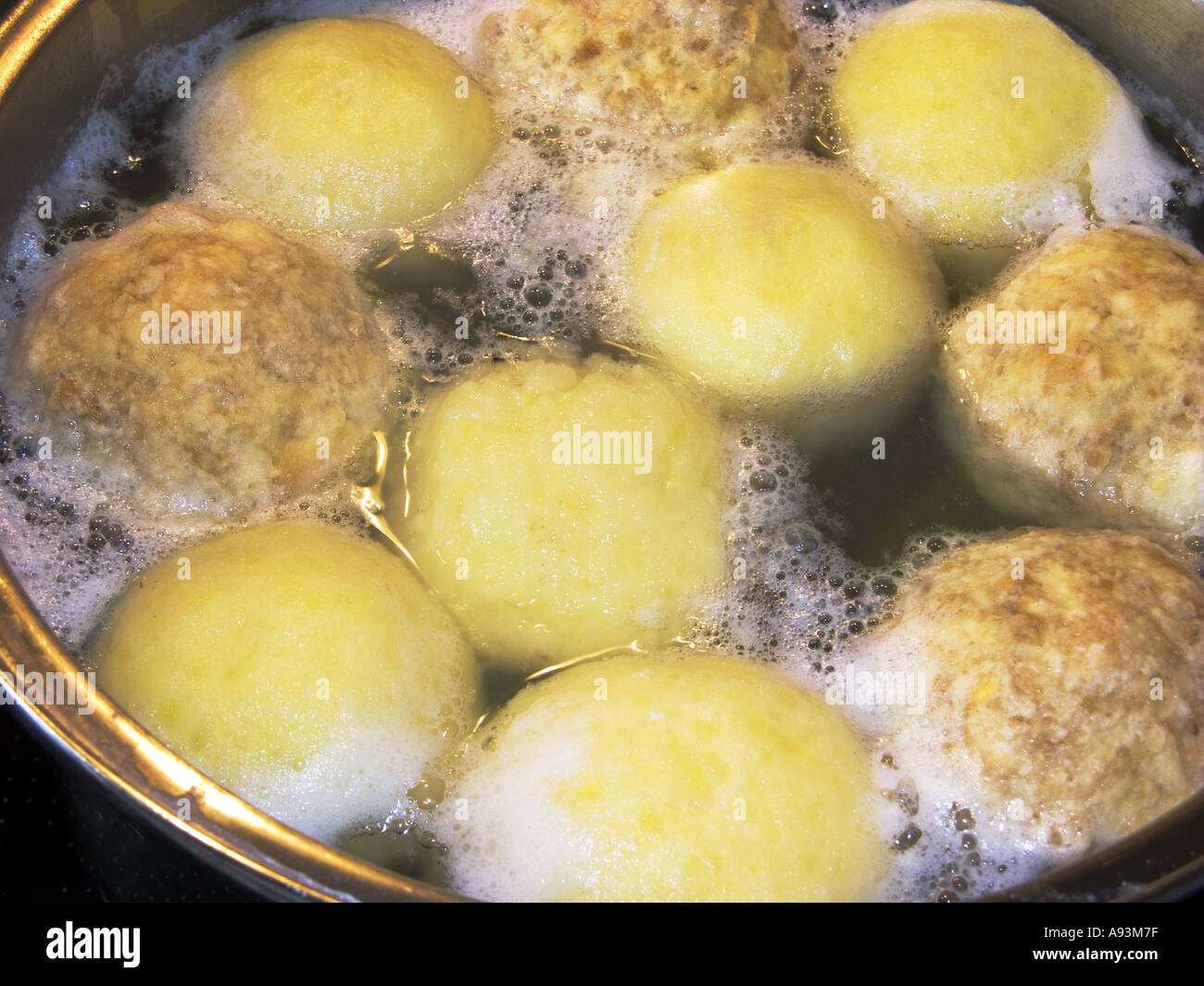 Cuire les boulettes dans de l'eau chaude manger bavière pot Banque D'Images