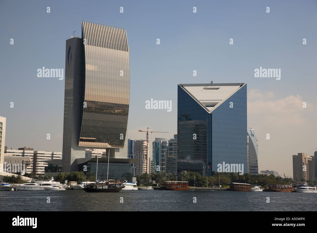 La Banque Nationale de Dubaï à gauche et la Chambre de Commerce et industrie de l'ensemble de la Crique Dubai City Centre Banque D'Images