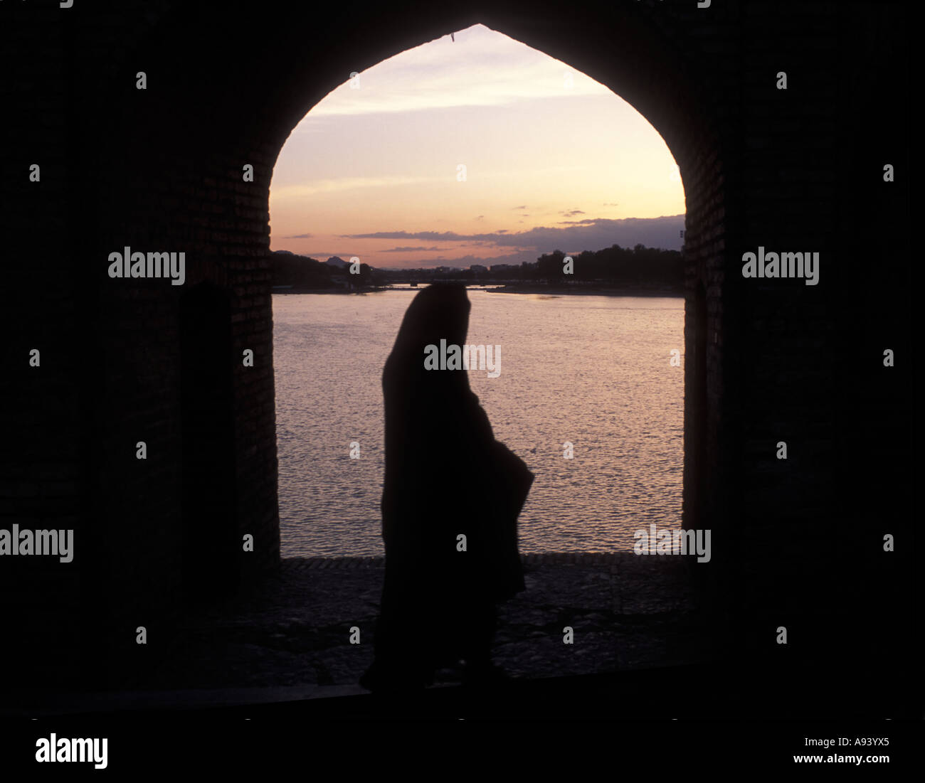 Femme marchant sur le pont Khajou Isfahan Iran ©Mark Shenley Banque D'Images