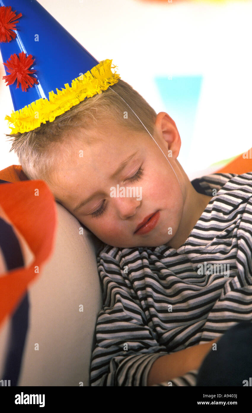 Tout-petits à dormir après une fête Banque D'Images Tout-petits à dormir après une fête Banque D'Images