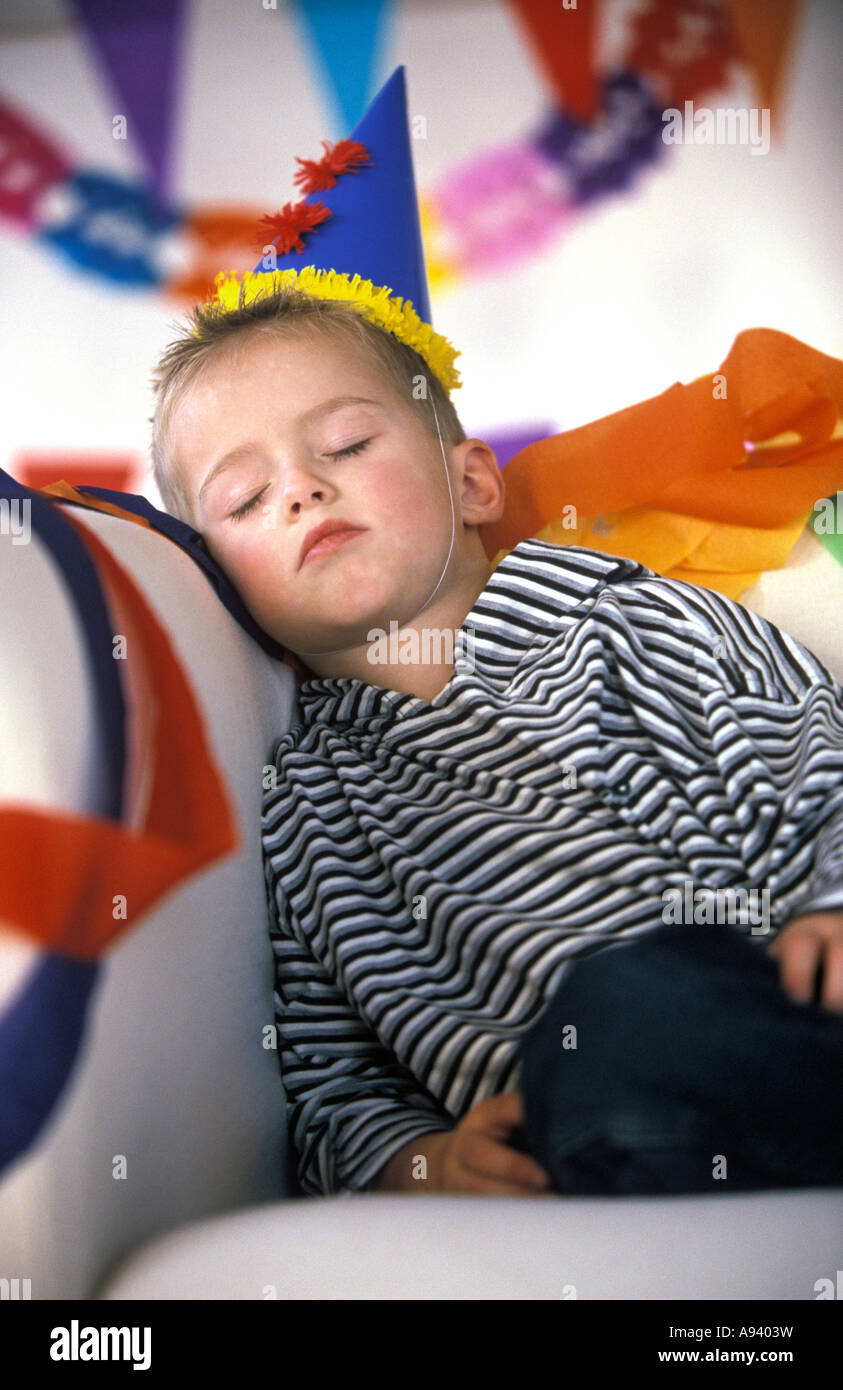 Tout-petits à dormir après une fête Banque D'Images Tout-petits à dormir après une fête Banque D'Images