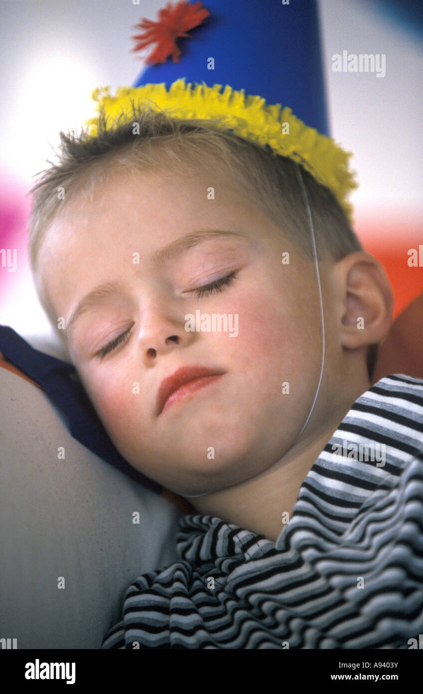 Tout-petits à dormir après une fête Banque D'Images Tout-petits à dormir après une fête Banque D'Images