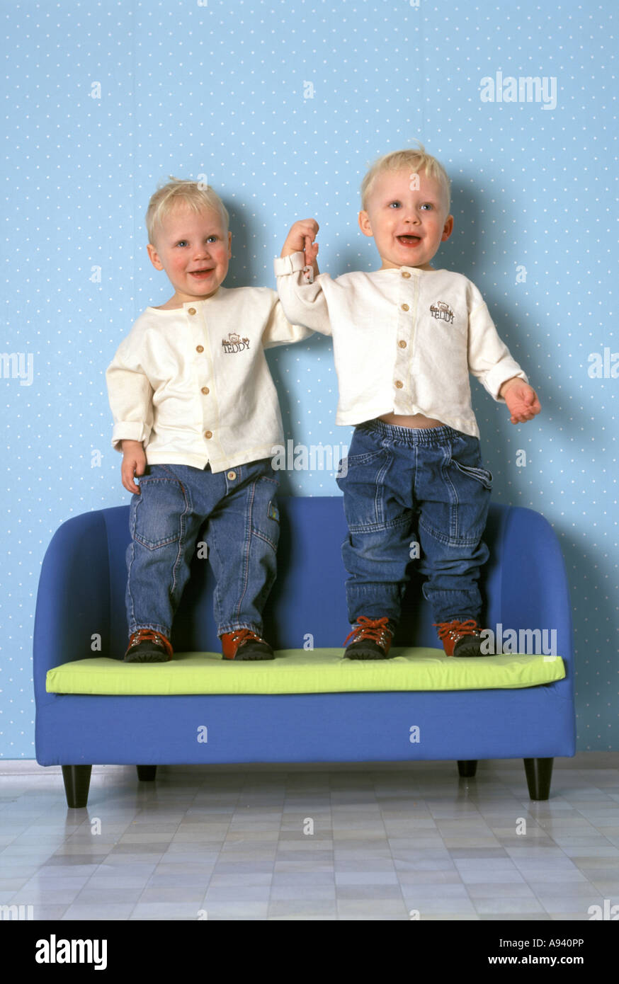 jumeaux-blonds-gar-on-banque-de-photographies-et-d-images-haute