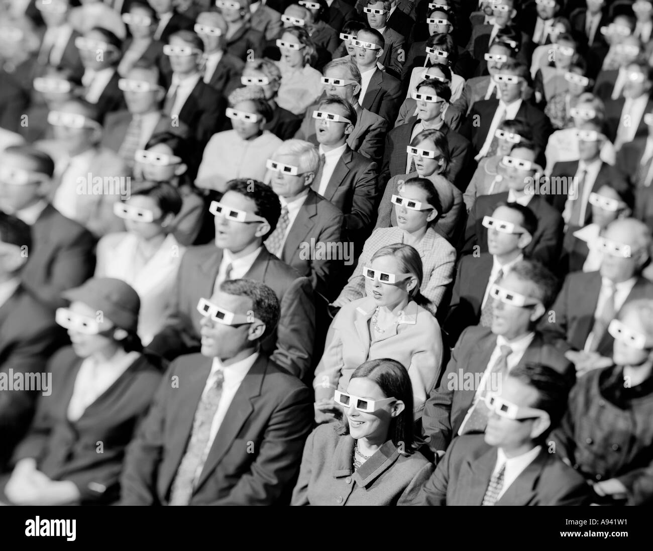 Portrait d'un groupe de spectateurs assis dans une salle de cinéma portant des lunettes 3-D Banque D'Images
