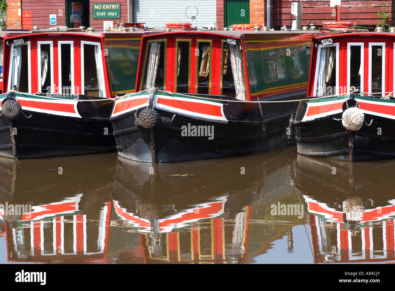 Bateaux amarrés sur l'étroit sentier du canal de Llangollen Cheshire à Wrenbury Mill Banque D'Images