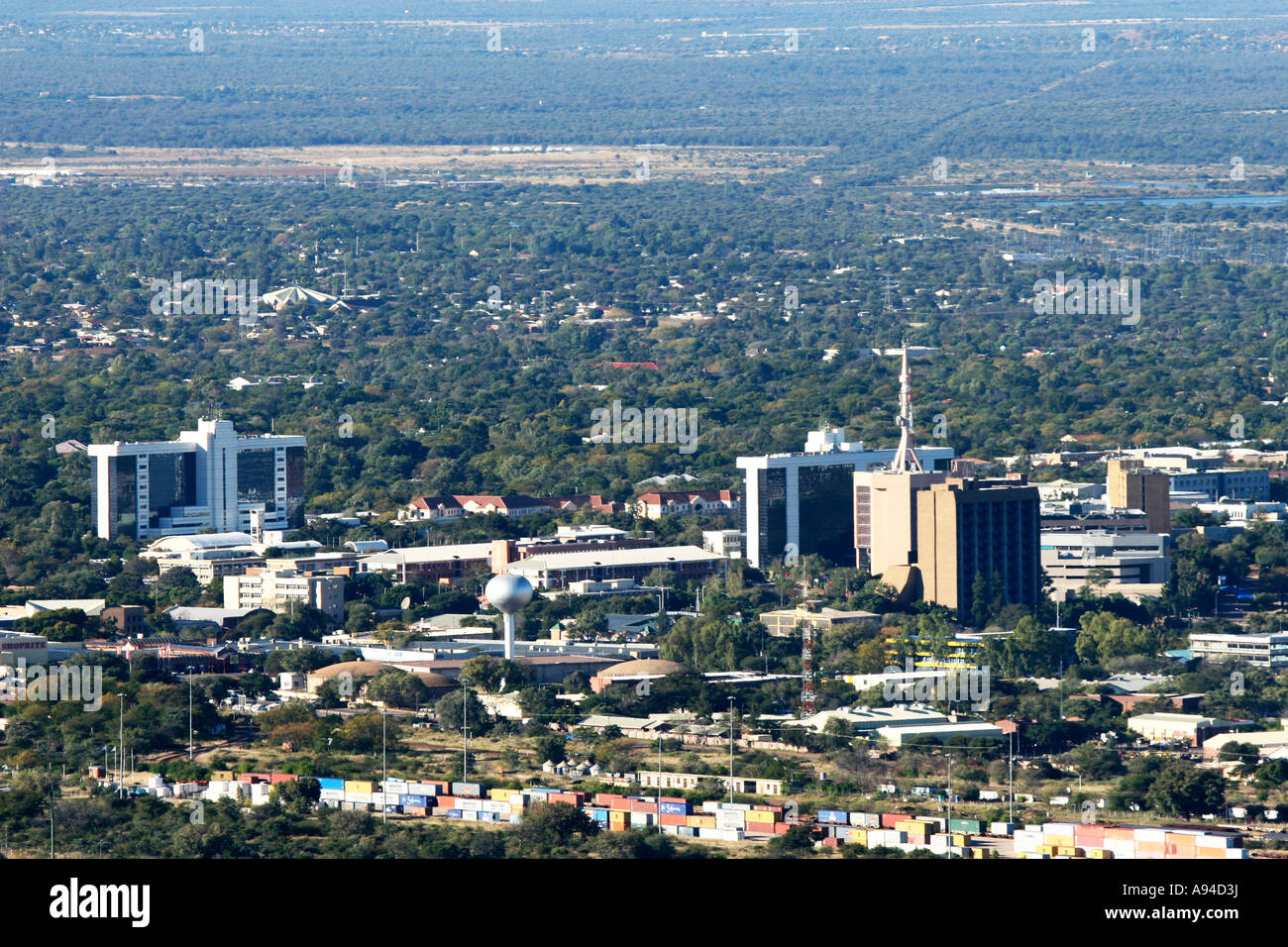 Ville Gaborone comme vu du haut de la colline Kgale montrant le Gouvernement du Botswana enclave Banque D'Images