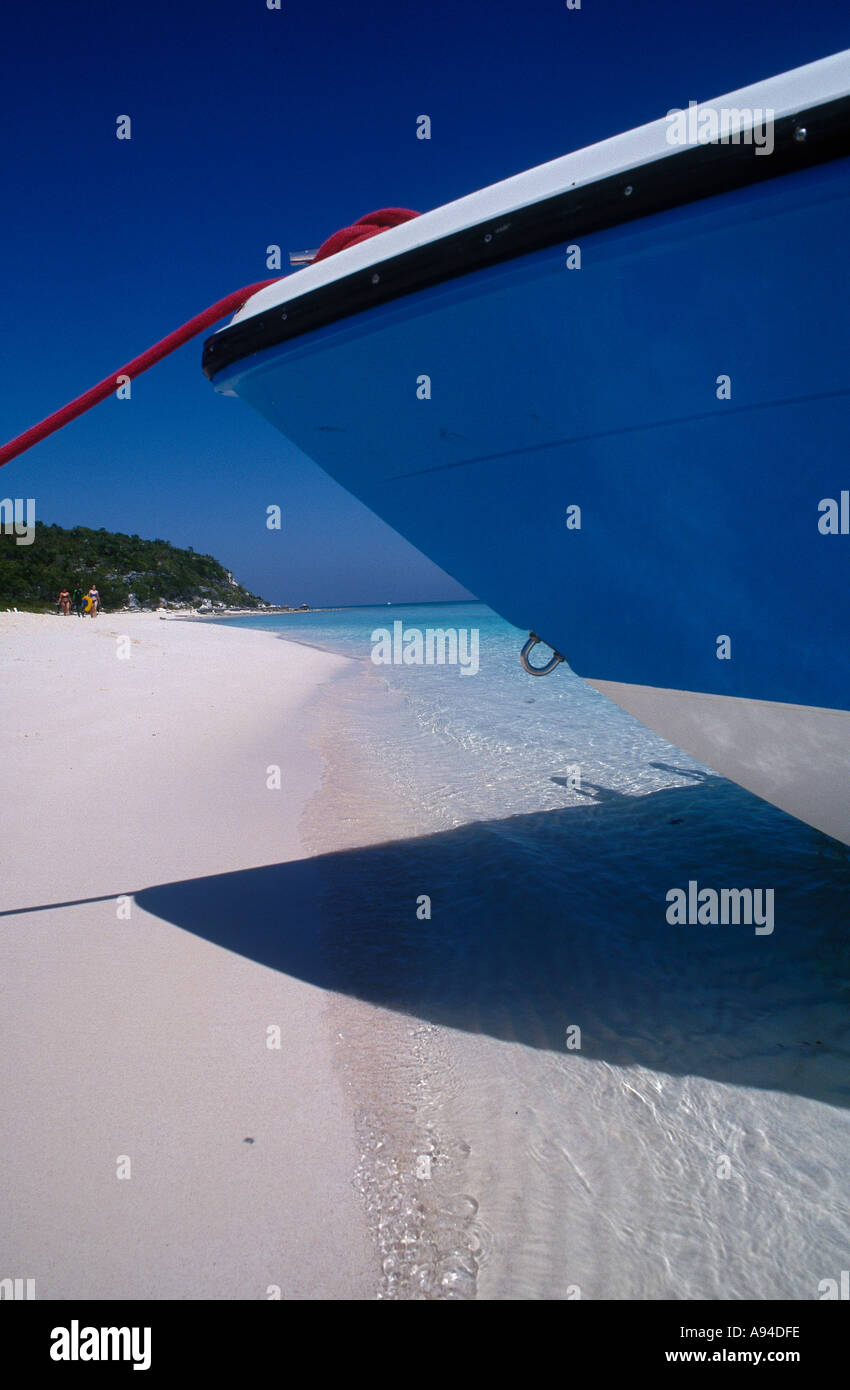 Proue de navire bateau bleu et blanc CHANNEL Cay, Bahamas EXUMA CAY Banque D'Images