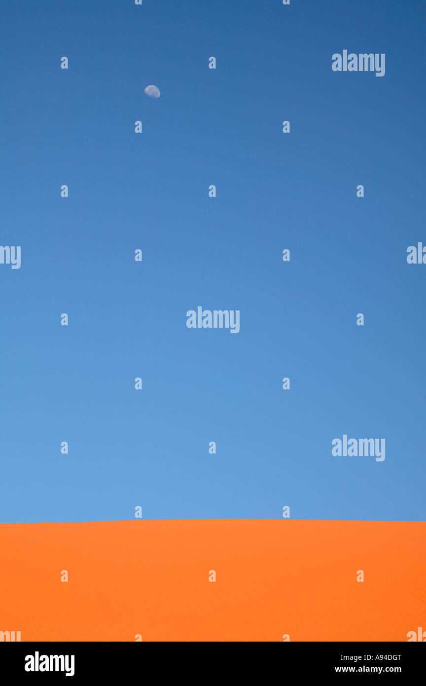 Dune de sable rouge avec un ciel sans nuages et la demi lune Sossusvlei Namibie Banque D'Images