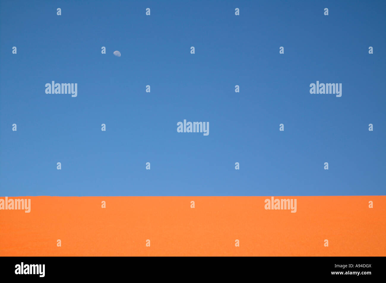 Dune de sable rouge avec un ciel sans nuages et la demi lune Sossusvlei Namibie Banque D'Images