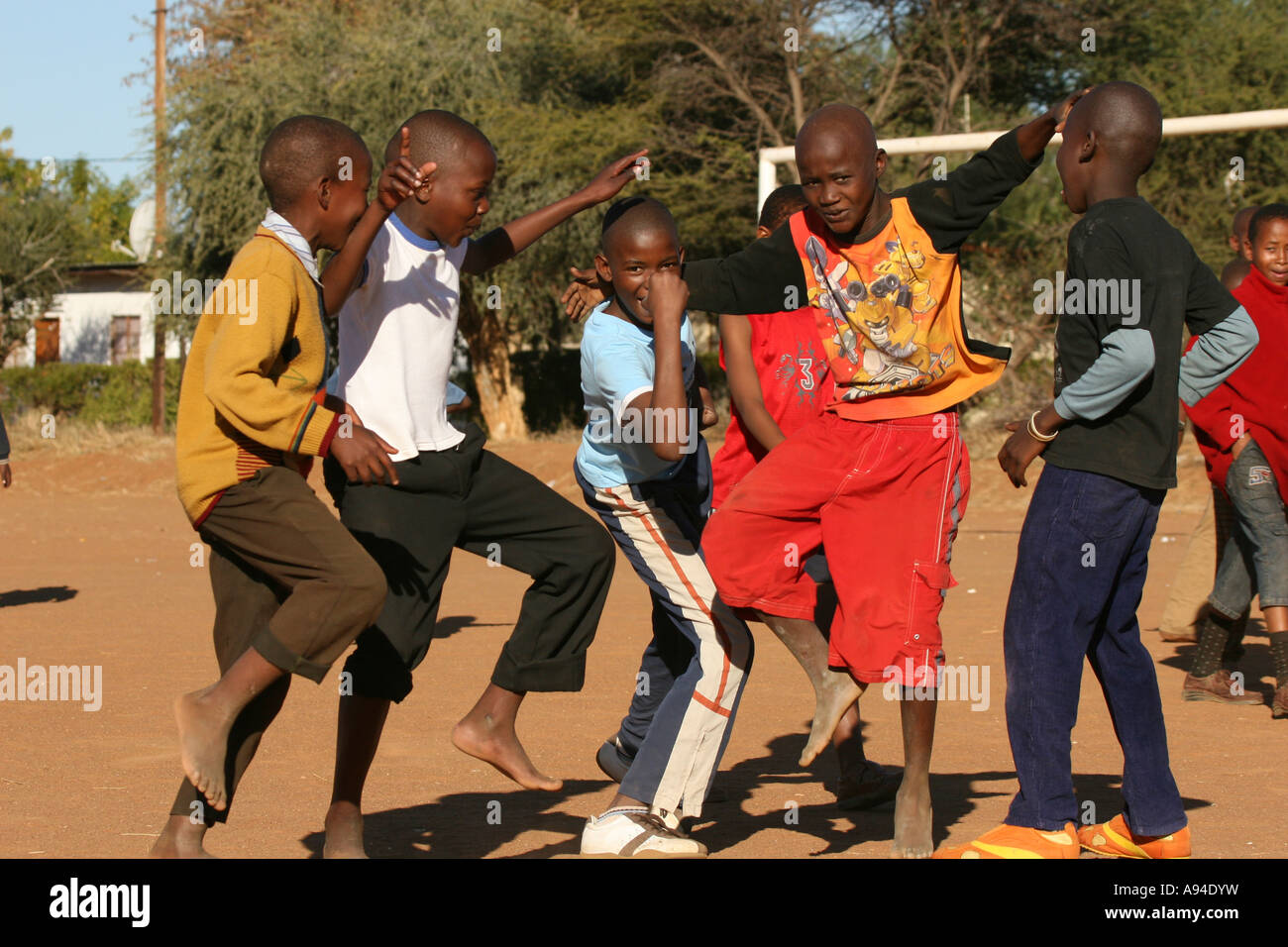 Groupe de garçons jouant au football célébrant un but Gaborone Botswana Banque D'Images