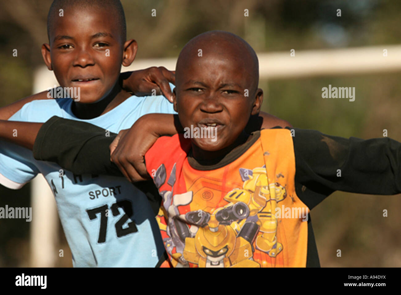 Deux jeunes garçons jouent au soccer célébrant un but Gaborone Botswana Banque D'Images