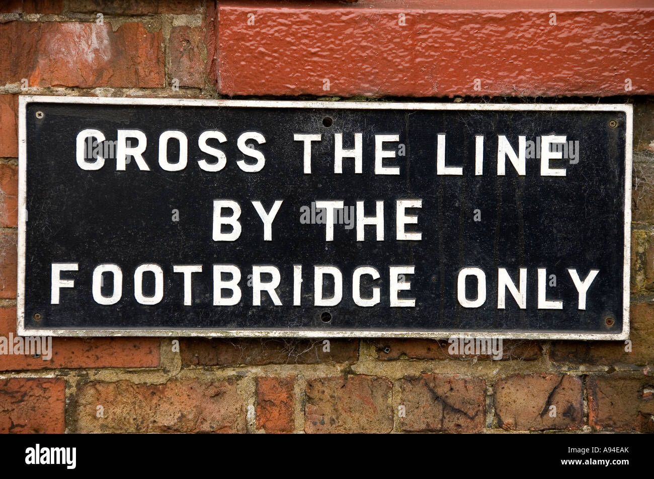 Gros plan du panneau d'avertissement de Metal Railway North Yorkshire Angleterre Royaume-Uni Grande-Bretagne Banque D'Images