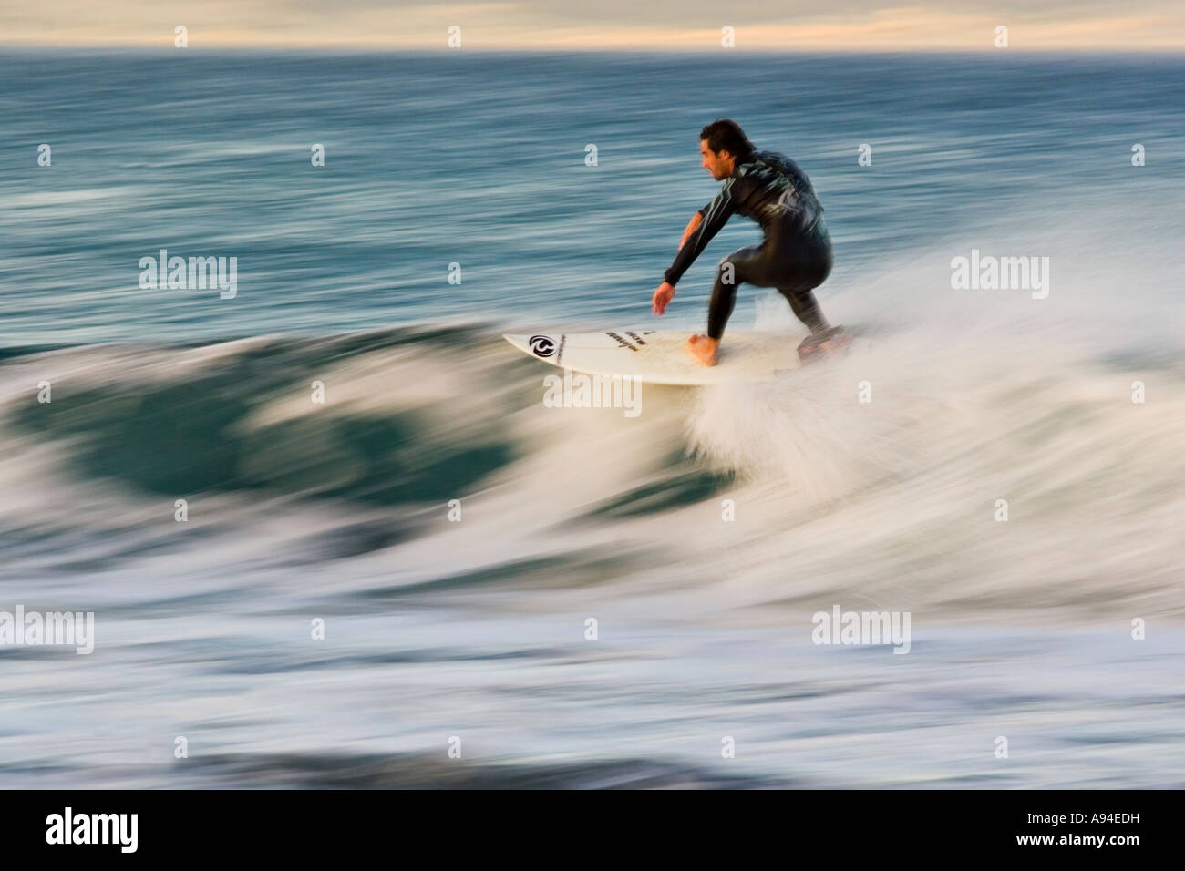 Déménagement d'un surfer très rapidement sur une vague à Supertubes Jeffreys Bay Eastern Cape Afrique du Sud Banque D'Images