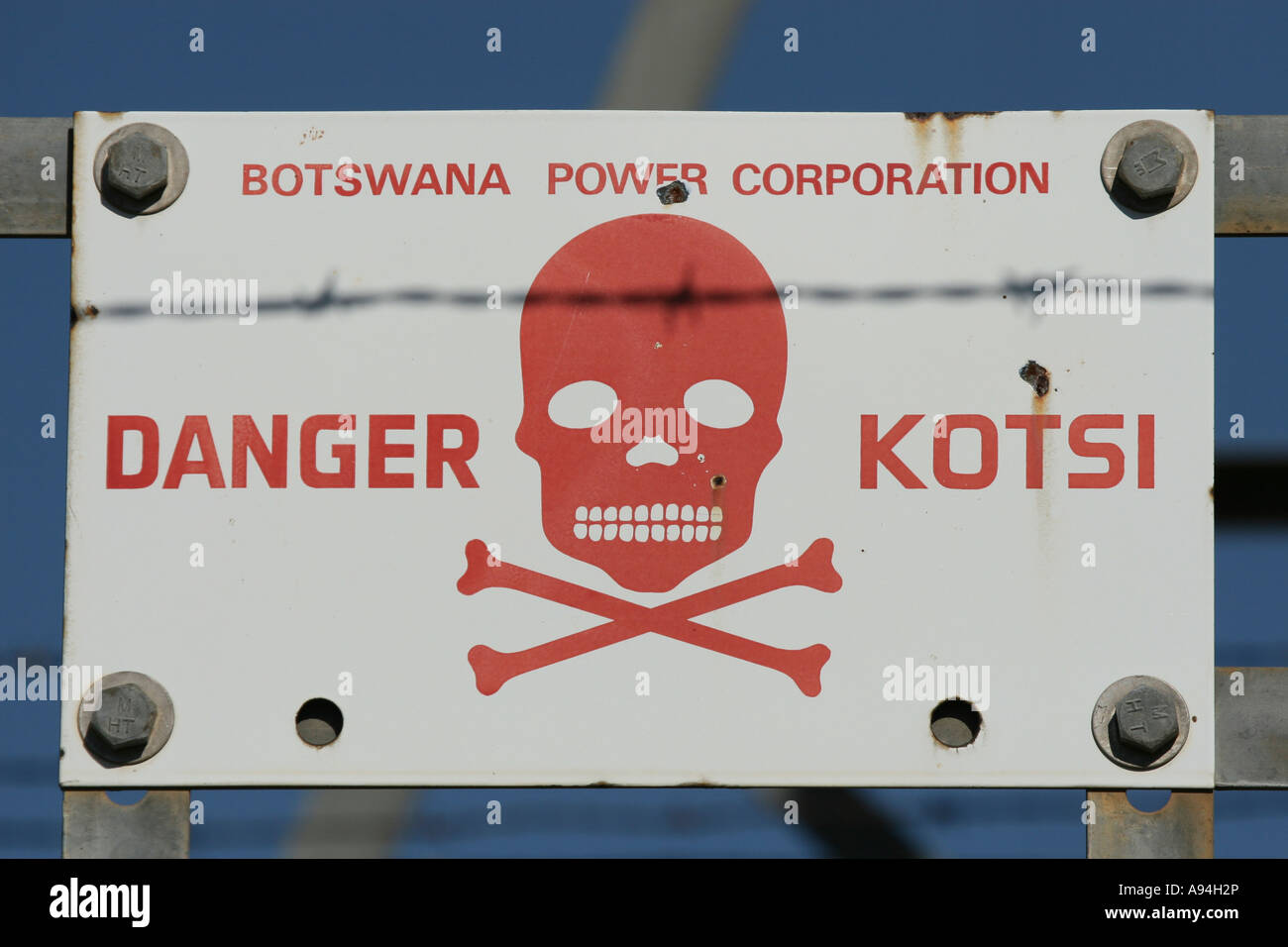 Danger Kotsi signe sur un câble d'alimentation Power Corporation Botswana Gaborone mât Banque D'Images