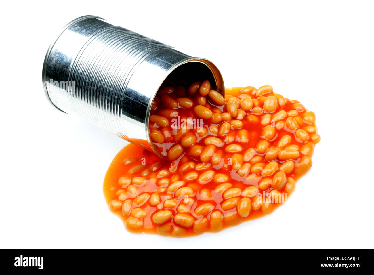 Ouverture du pot de élevée en fibres alimentaires des haricots blancs en sauce tomate isolé sur un fond blanc avec aucun peuple et un chemin de détourage Banque D'Images