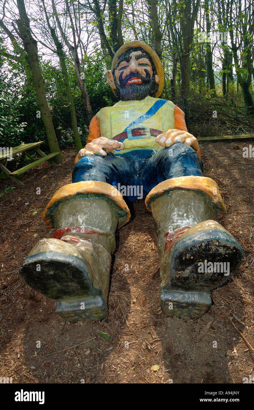 Le géant dans les bois. Une sculpture en fibre de verre pour les enfants à jouer. Banque D'Images