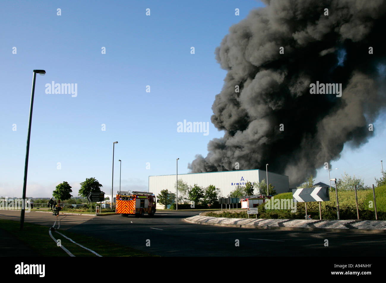 Énorme panache de fumée noire épaisse sur le feu à l'incendie de l'équipage arrivant à l'entrepôt médical coleraine Banque D'Images