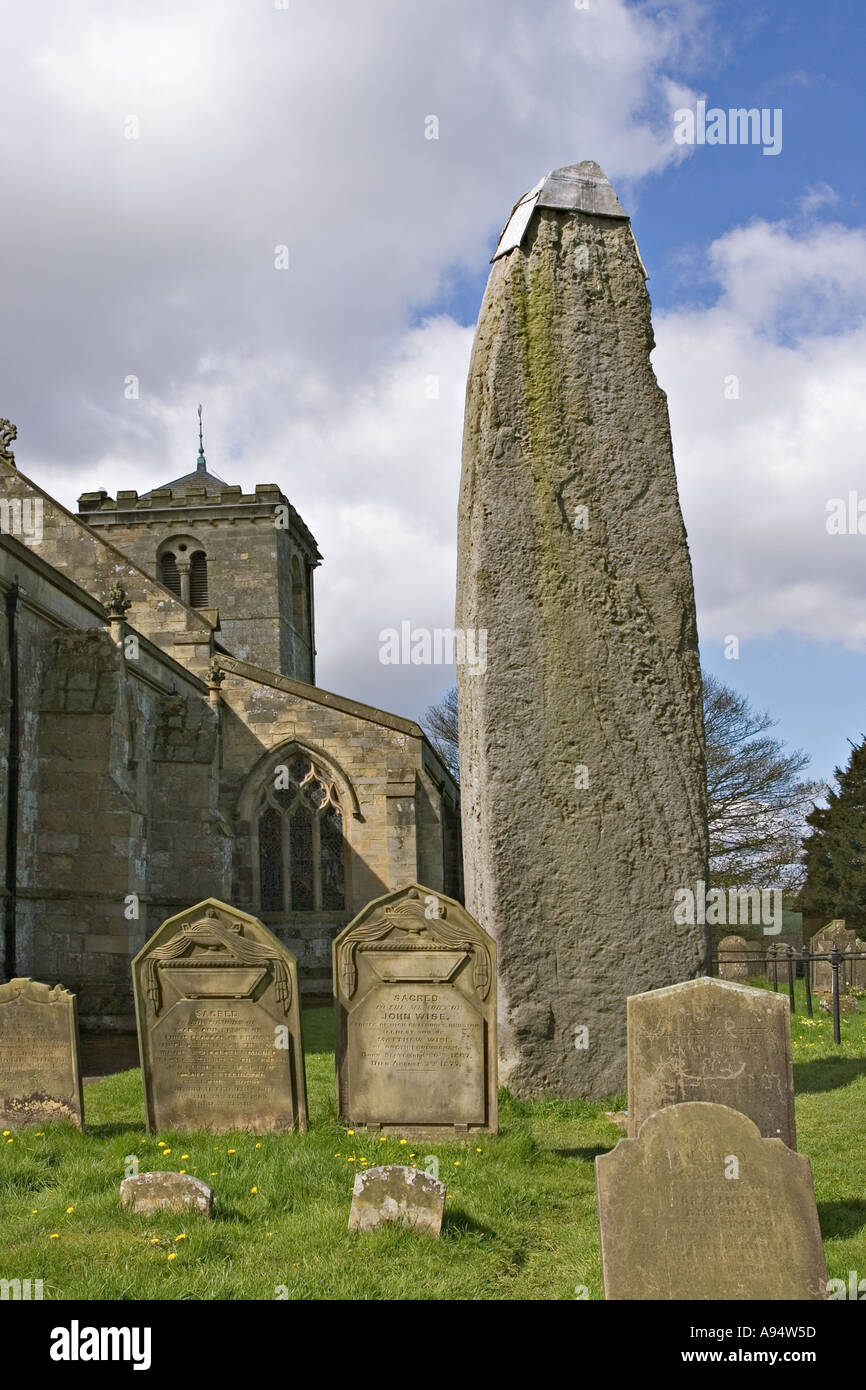 Monolith et Église paroissiale de Rudston East Yorkshire UK Banque D'Images