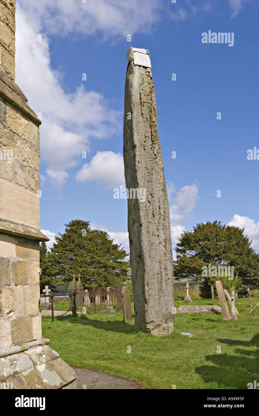 Monolith et Église paroissiale de Rudston dans l'East Yorkshire UK Banque D'Images