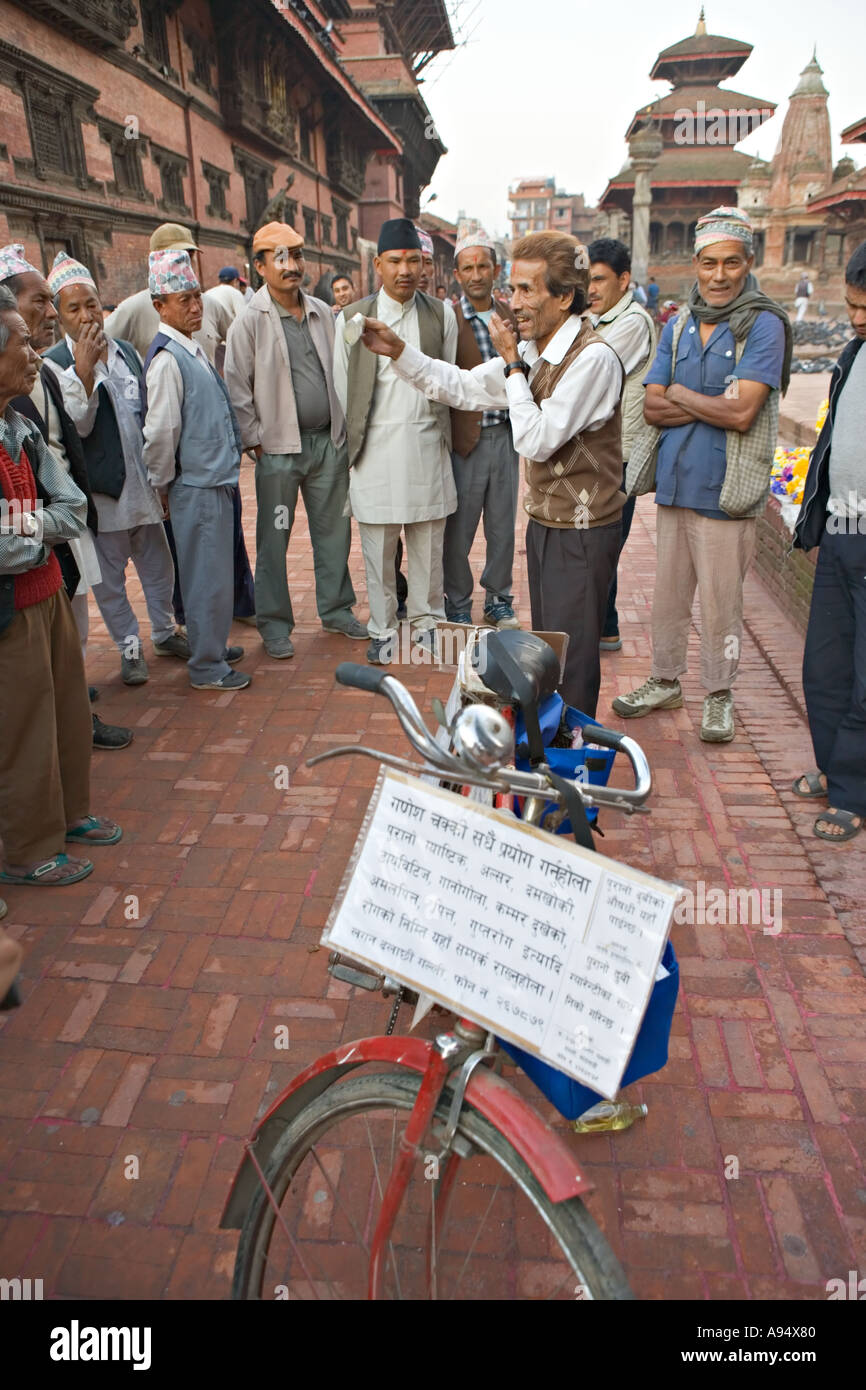 Voyageant à l'homme médecin Patan Durbar Square au Népal Banque D'Images