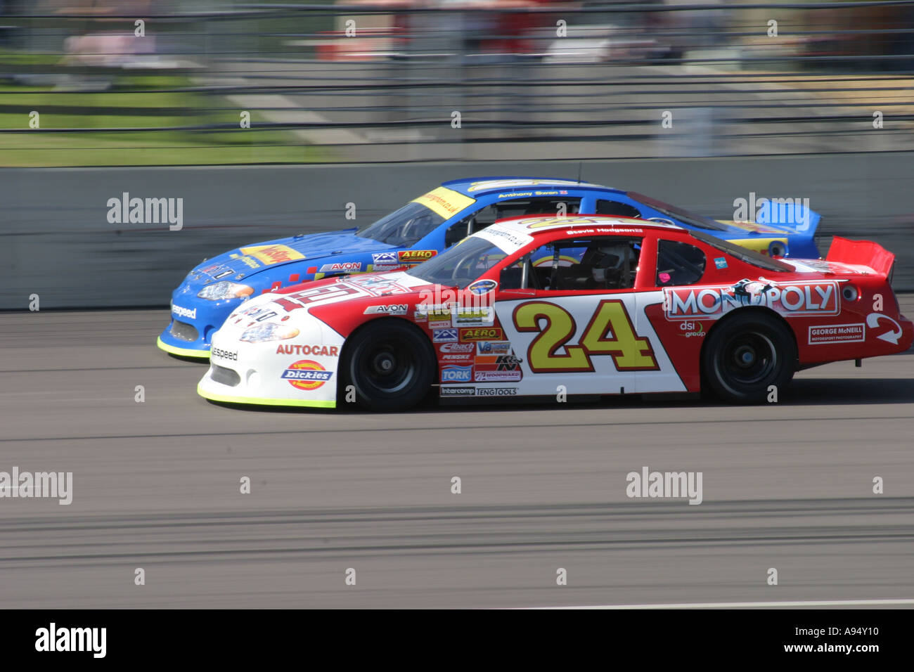 V8 type Nascar stock-cars course sur un circuit ovale incliné Banque D'Images