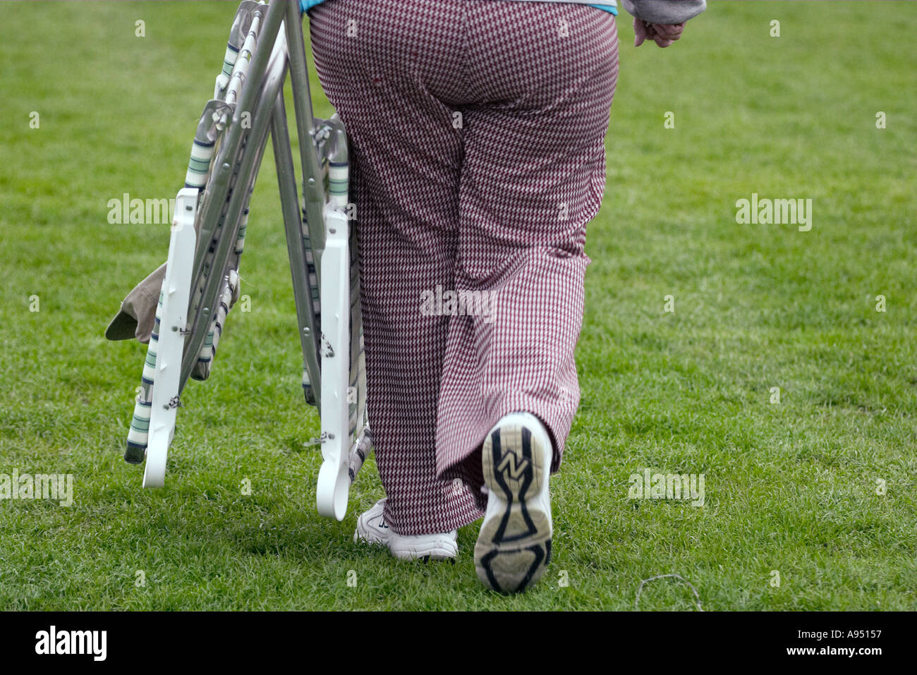 L Humour Deerfield Illinois Femme Portant Un Pantalon En Polyester Pelouse Effectuer Chaise A Travers Les Champs Photo Stock Alamy