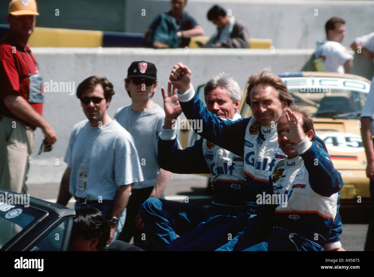 Derek Bell et d'autres pilotes à la 24 Heures du Mans Banque D'Images