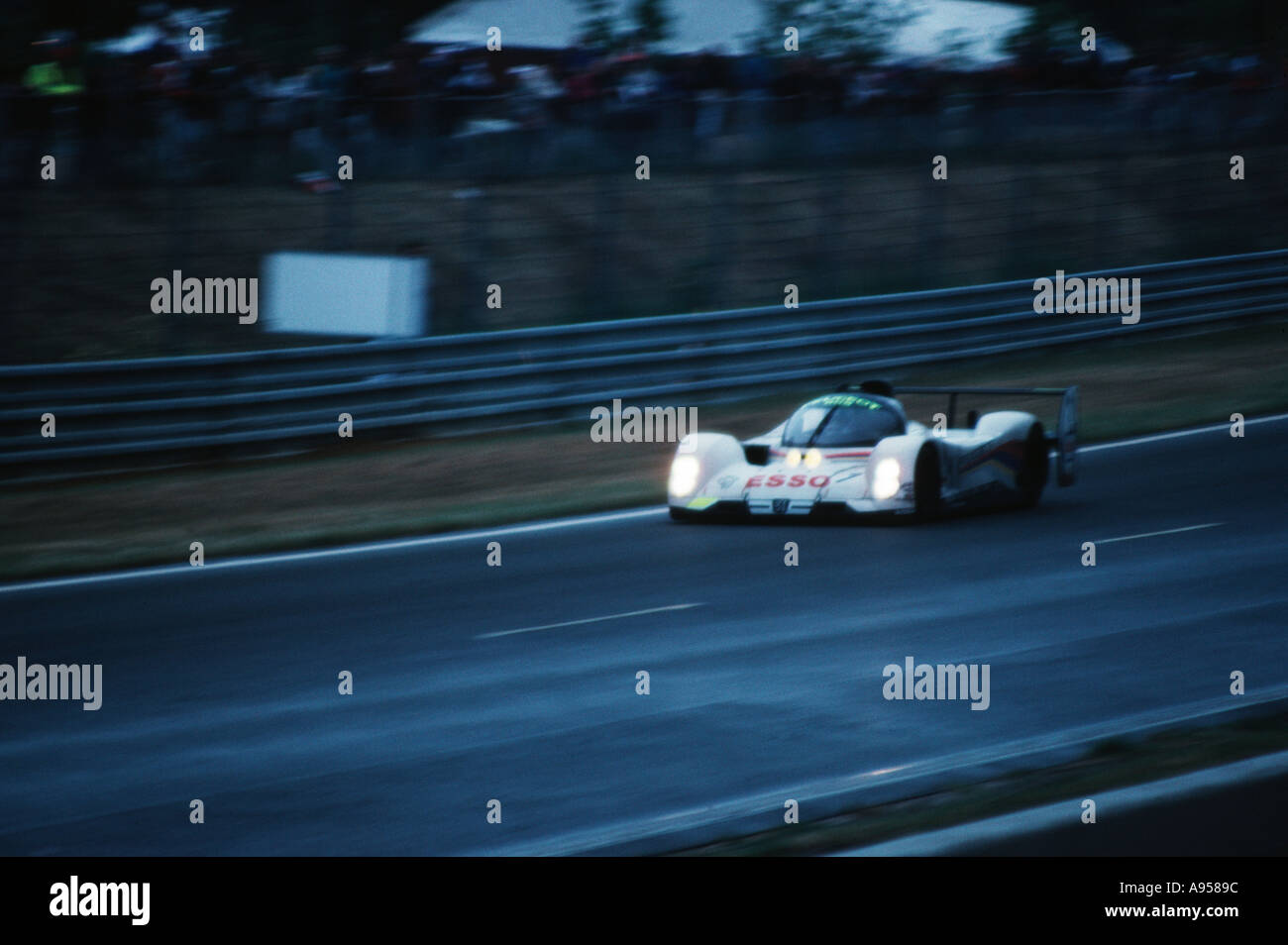 Image d'un impressionniste Moody Peugeot 905 voiture de course sport à la 24 Heures du Mans Banque D'Images