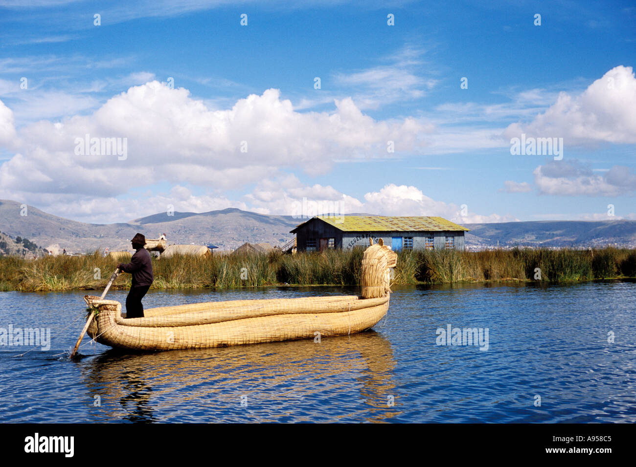 Uros reed bateau sur le lac Titicaca Banque D'Images