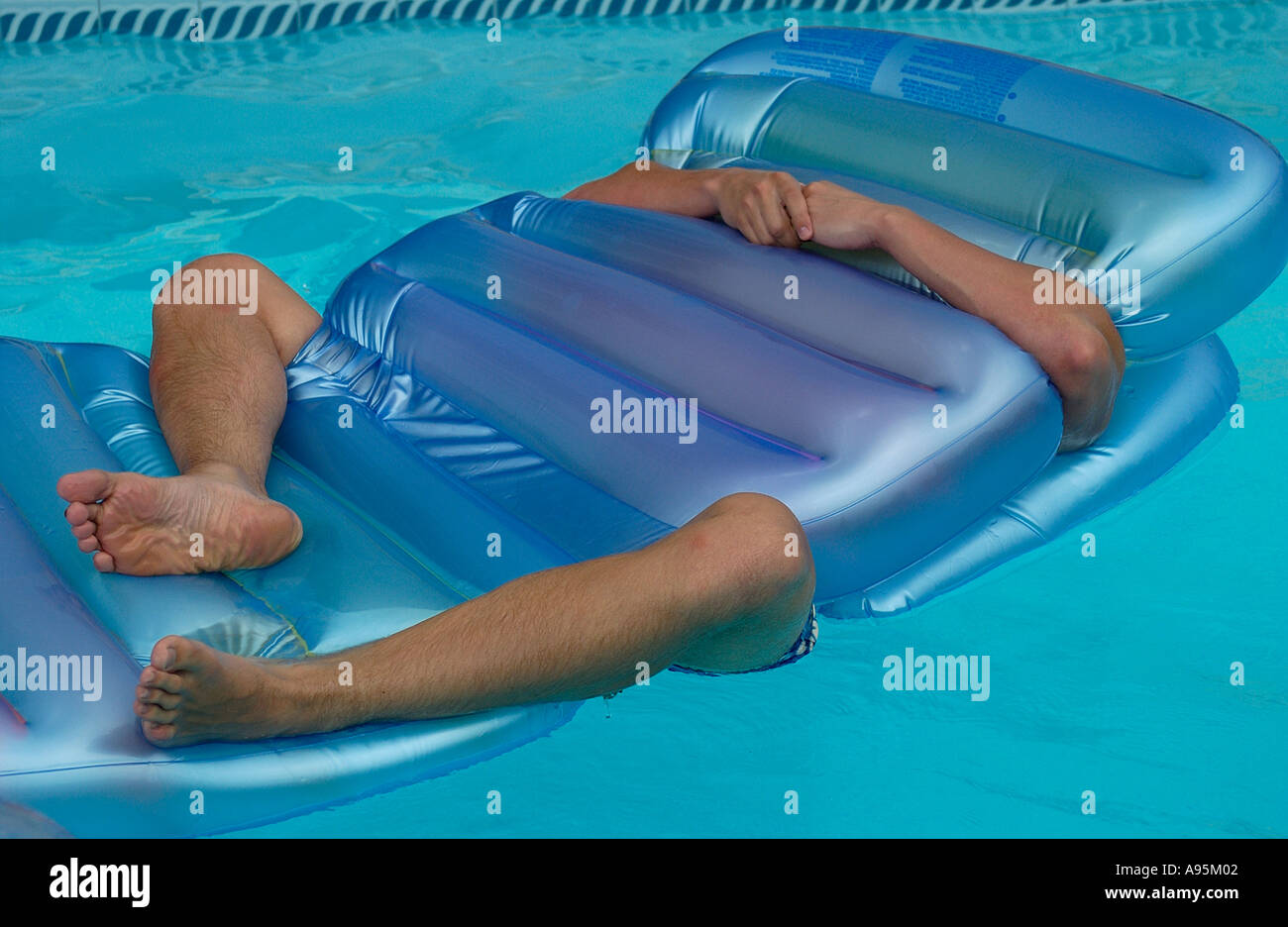 Se détendre dans une piscine Banque D'Images