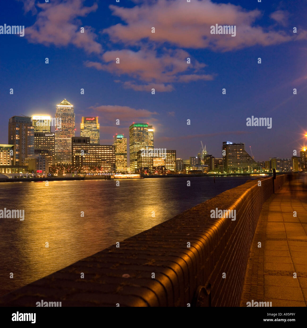 Canary Wharf London England uk s'allume dans la soirée Banque D'Images