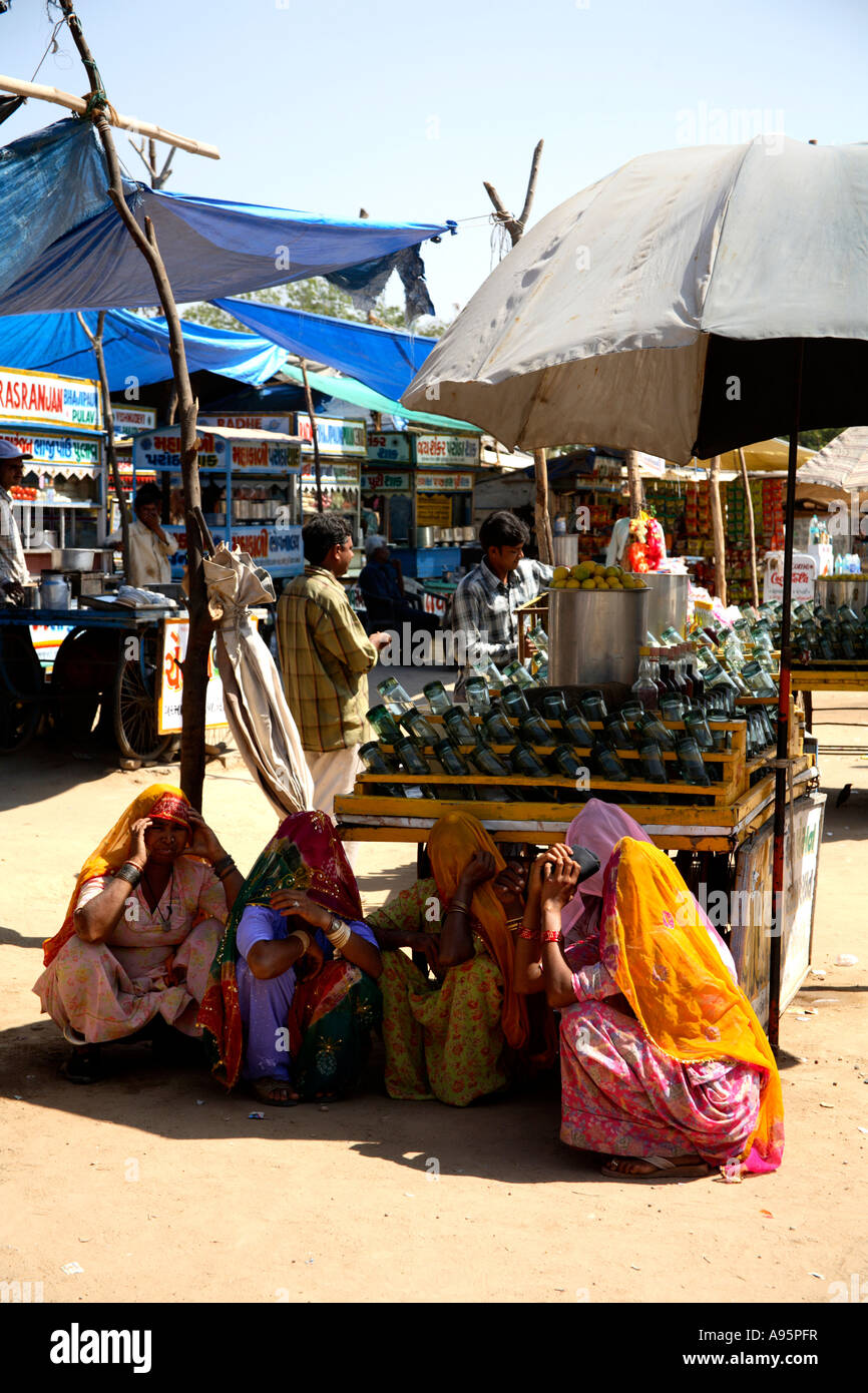 Cinq femmes indiennes qui se sont réfugiées au soleil, Gandhinagar, près d'Ahmedabad, Gujarat, Inde Banque D'Images