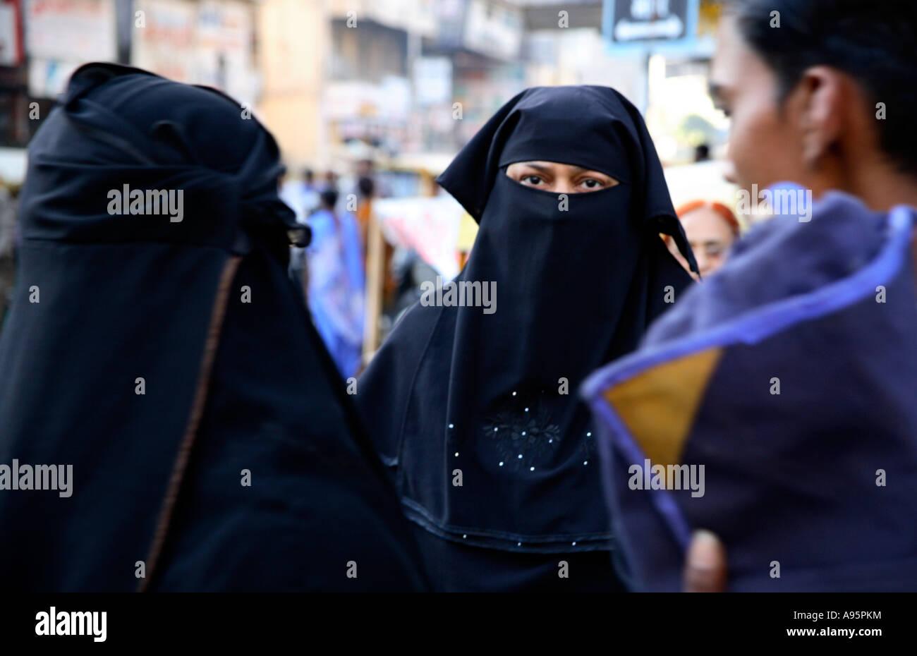 Des femmes indiennes musulmanes portant du niqab à Ahmedabad, dans le  Gujarat, en Inde Photo Stock - Alamy