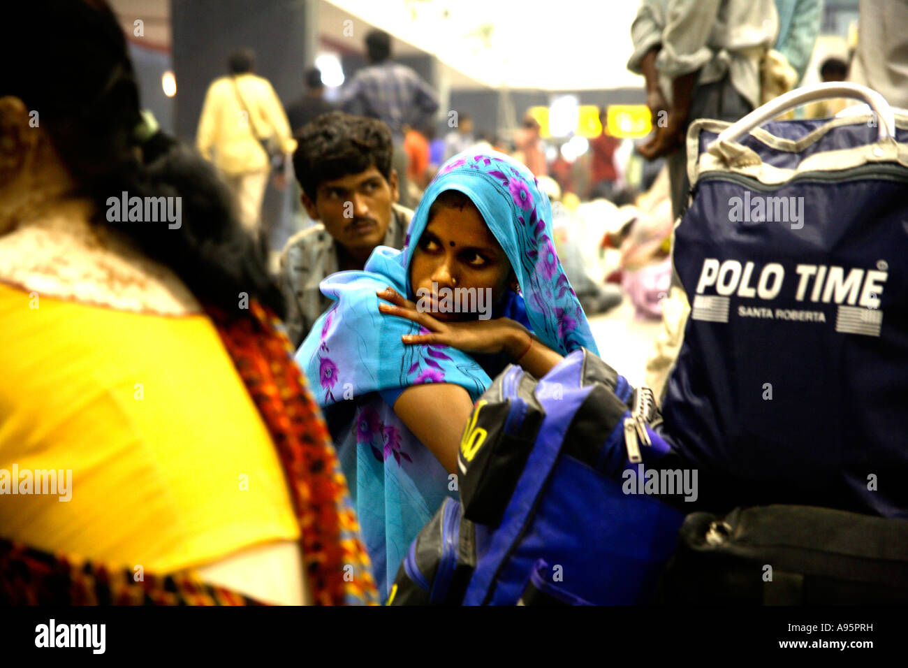 Passagers indiens attendant à la gare ferroviaire, Ahmedabad, Gujarat, Inde Banque D'Images