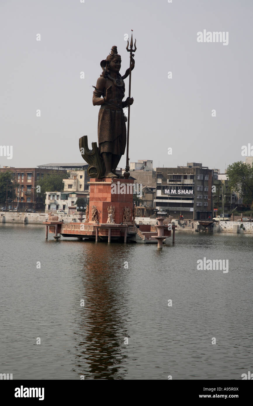 Immense statue de Shiva, Sursagar, Ahmedabad, Gujarat, Inde Banque D'Images