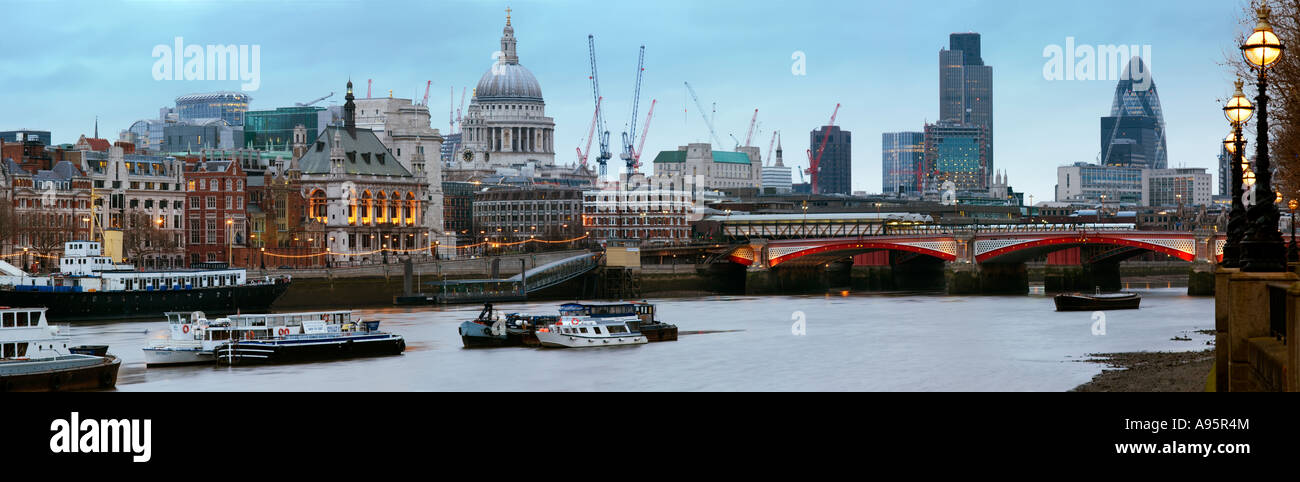 2007 crépuscule London England UK Tamise panorama de la ville de Waterloo Bridge, south east side. Banque D'Images