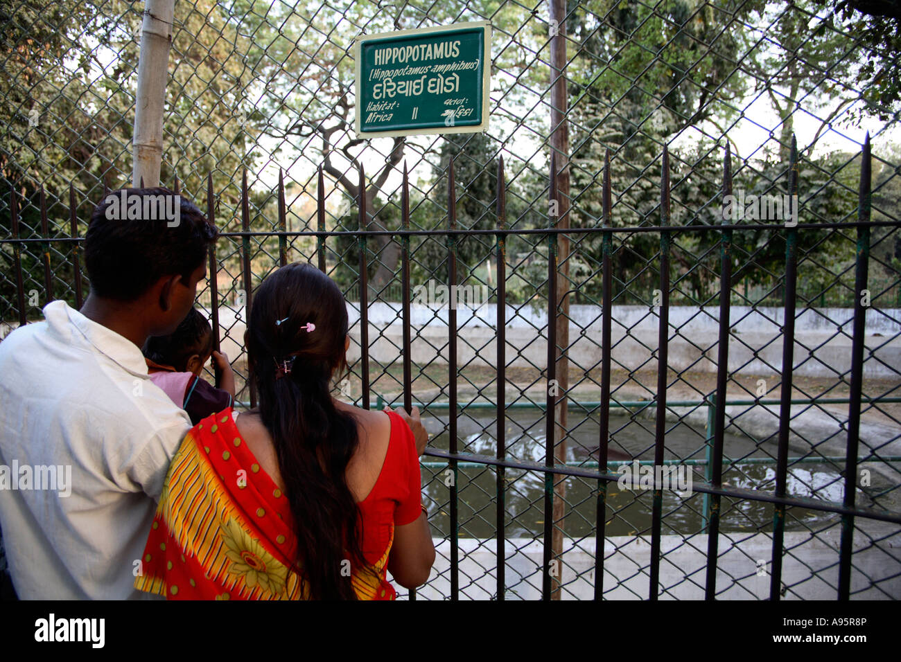 Les touristes locaux visitant les animaux du zoo de Sayaji Baug Zoo, Vadodara, Gujarat, Inde Banque D'Images