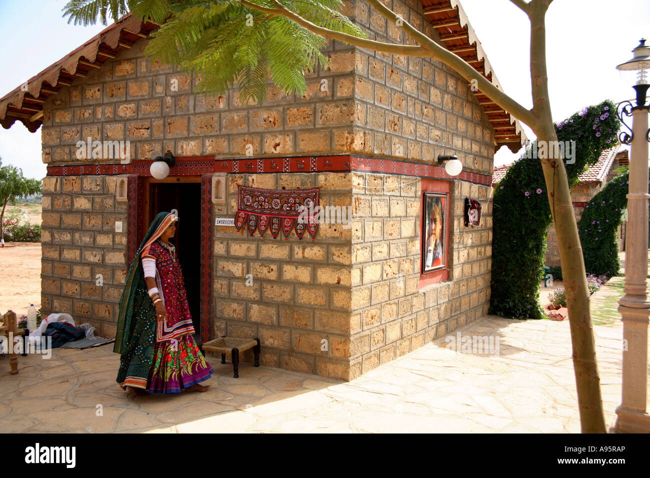 Harijan tibe Artisan refuge extérieur au Hiralaxmi Memorial Craft Park, village de Bhujodi, Kutch, Gujarat, Inde Banque D'Images