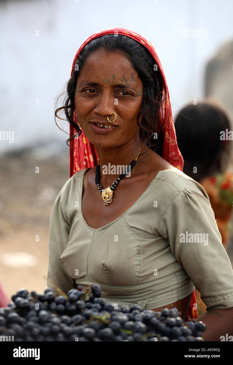 Femme indienne tribale du district de Kutch à la gare routière, Bhuj, Gujarat, Inde Banque D'Images