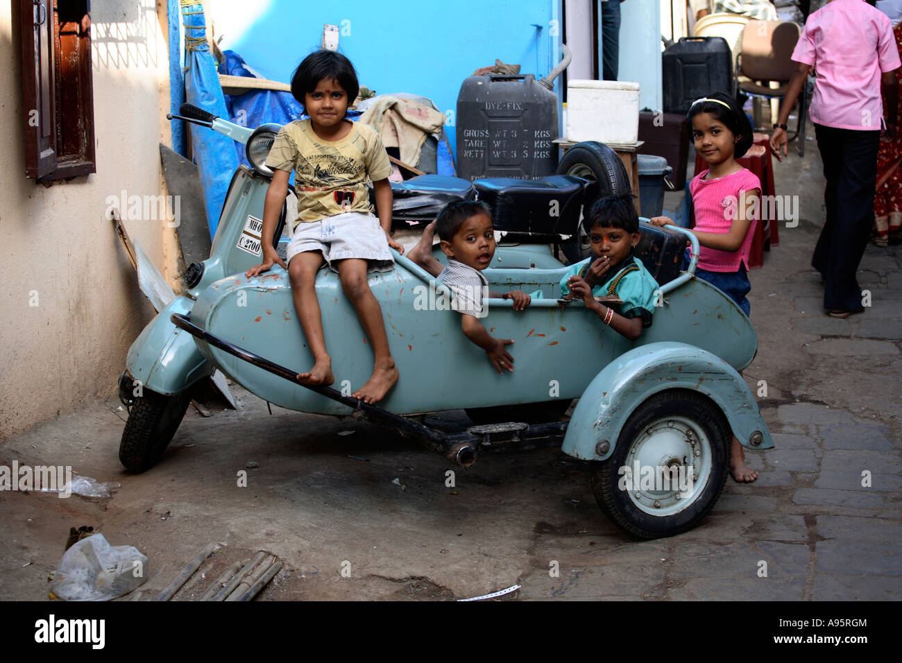 Enfants indiens jouant en scooter vintage et en side-car, Mumbai, Inde Banque D'Images