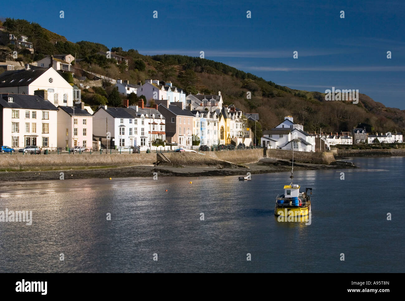 Bateau de pêche qui rentre chez lui pour le port jetée dans le Nord du Pays de Galles Aberdyfi Banque D'Images