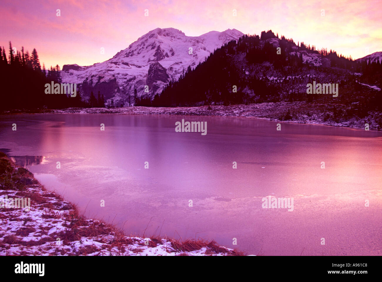 Mt Rainier au-dessus du lac Aurora Banque D'Images
