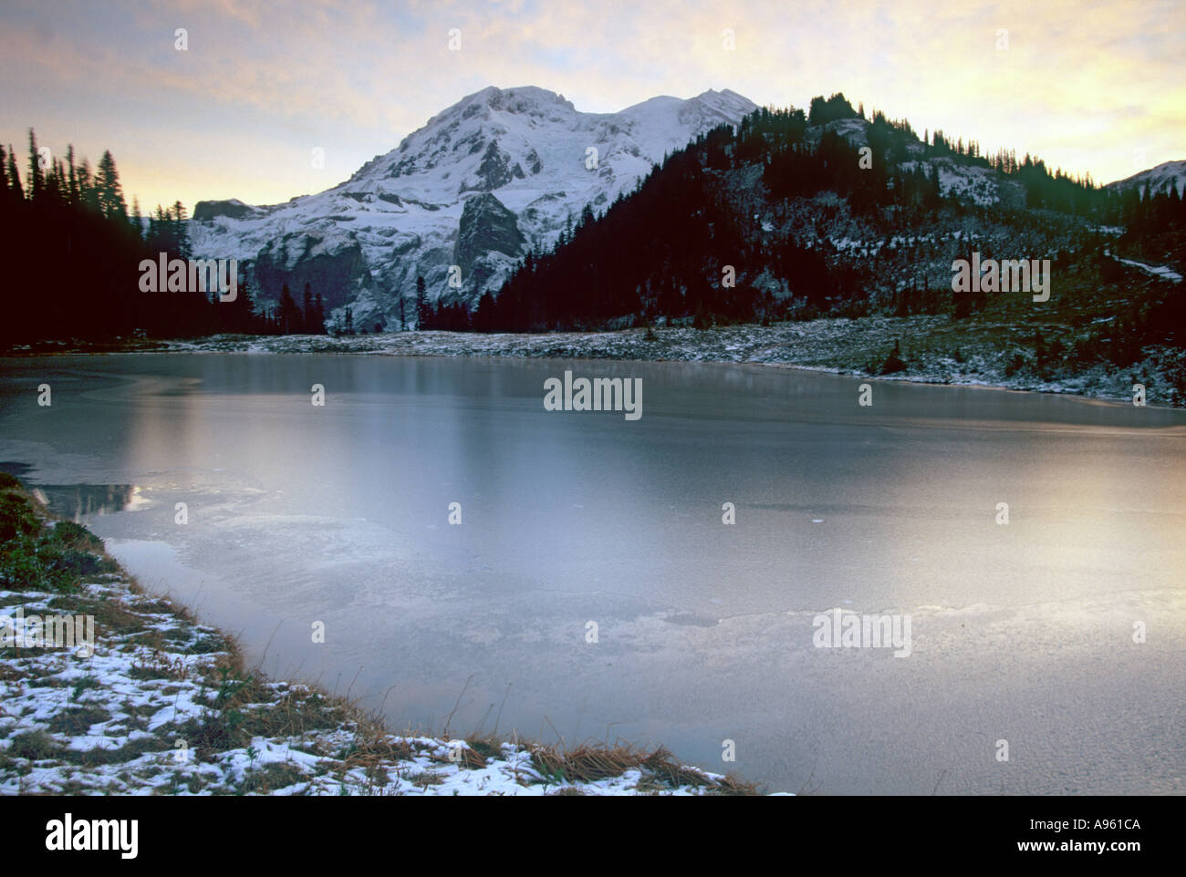 Mt Rainier au-dessus du lac Aurora Banque D'Images