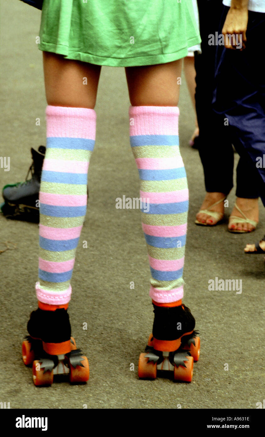 Fille avec de longues chaussettes et rollers Photo Stock - Alamy