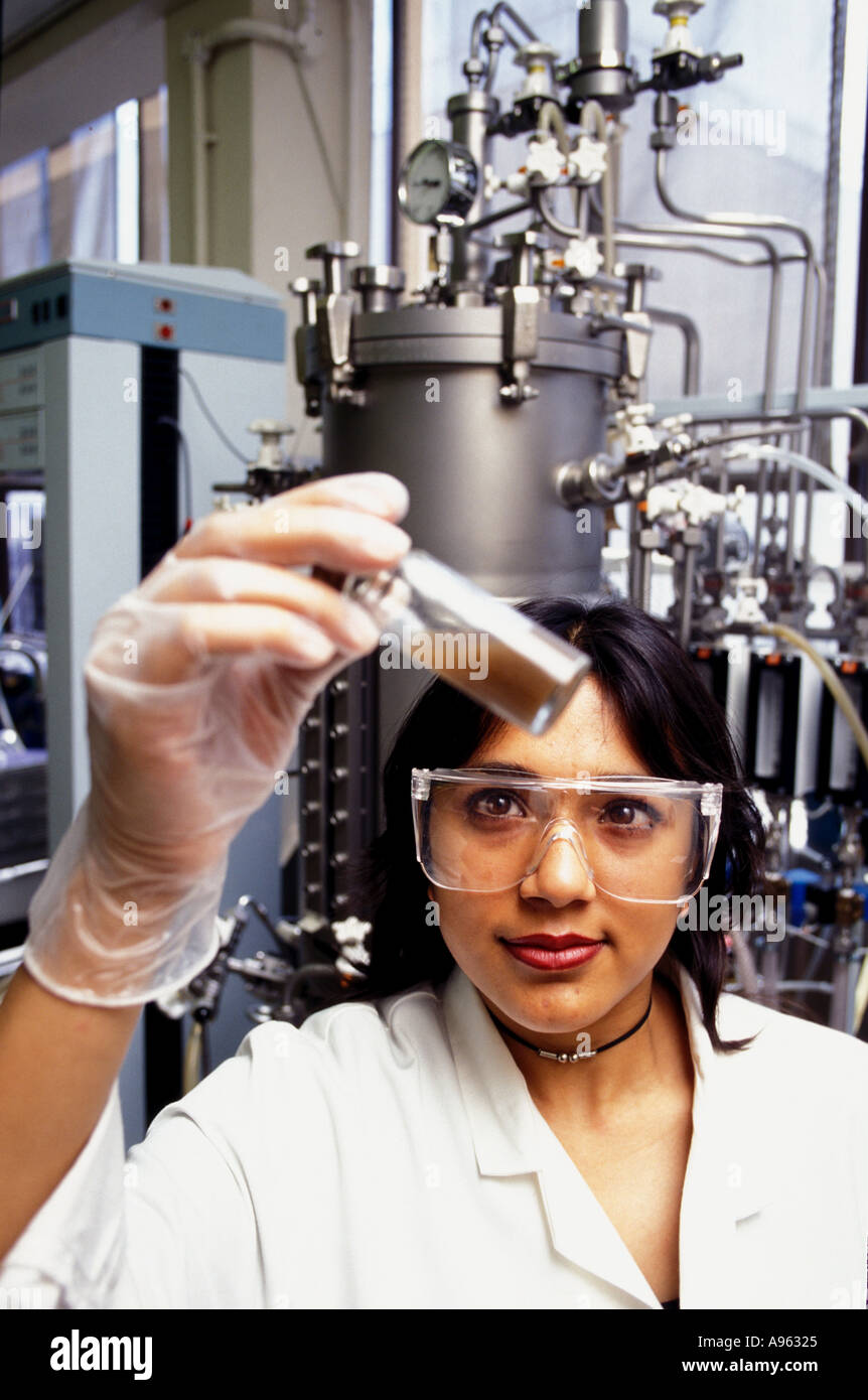Les étudiants de l'université dans l'essai de laboratoire Banque D'Images