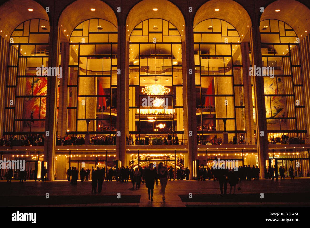 Les gens discuter avec vos amis pendant les entractes au Metropolitan Opera House, au Lincoln Center, New York NY Banque D'Images