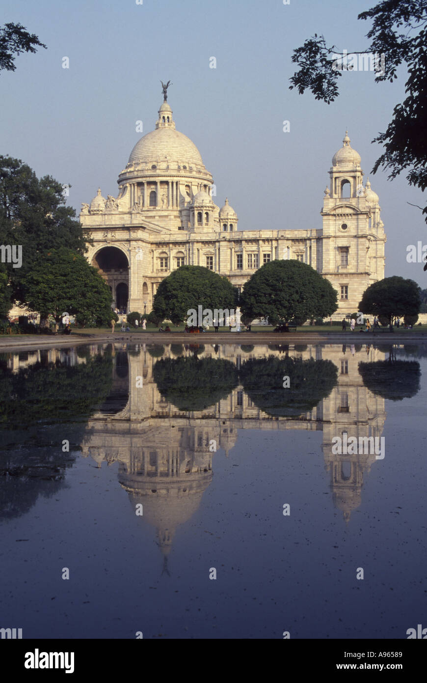 L'Inde Bengale calcutta kolkata britannique maidan en monument mémorial raj Victoria à l'ouest de l'eau reflet Banque D'Images