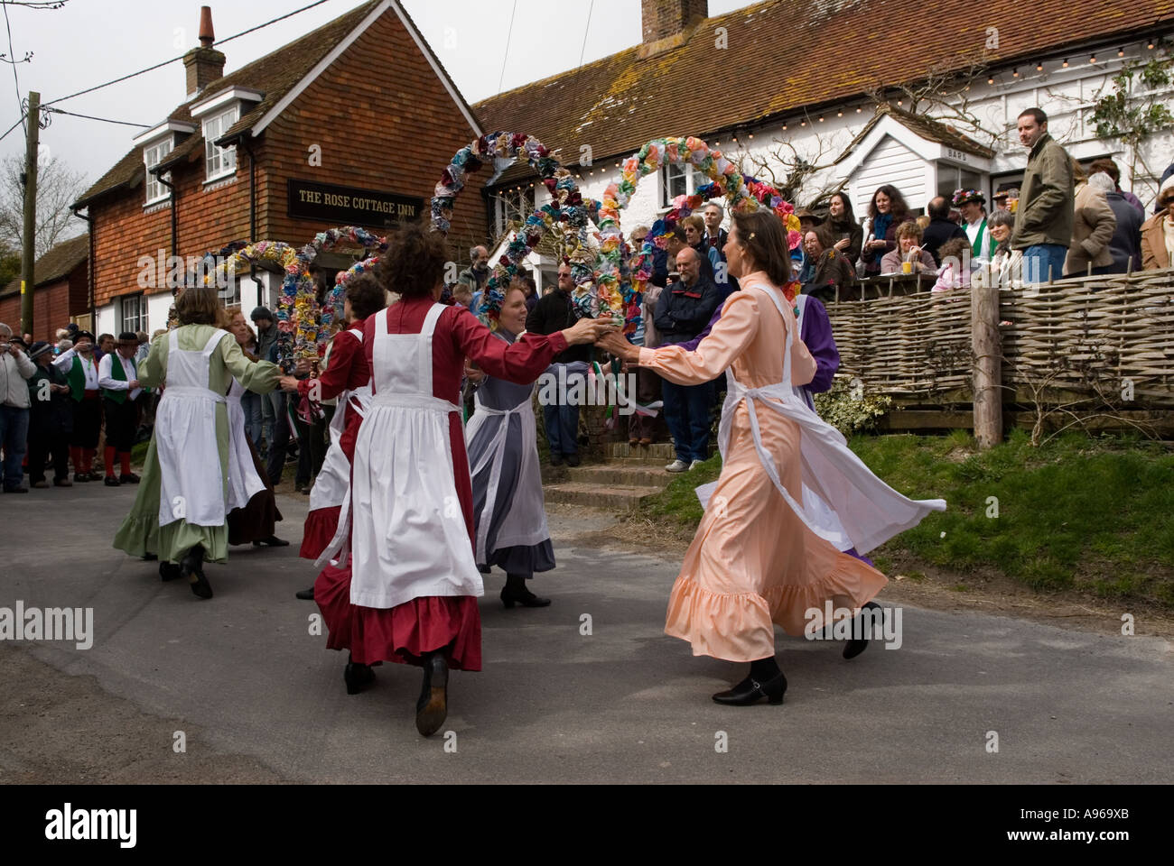 Les noeuds de mai, chers danseurs Morris dance team. Le Vendredi saint, le Rose Cottage Inn, Alciston Sussex England. Banque D'Images