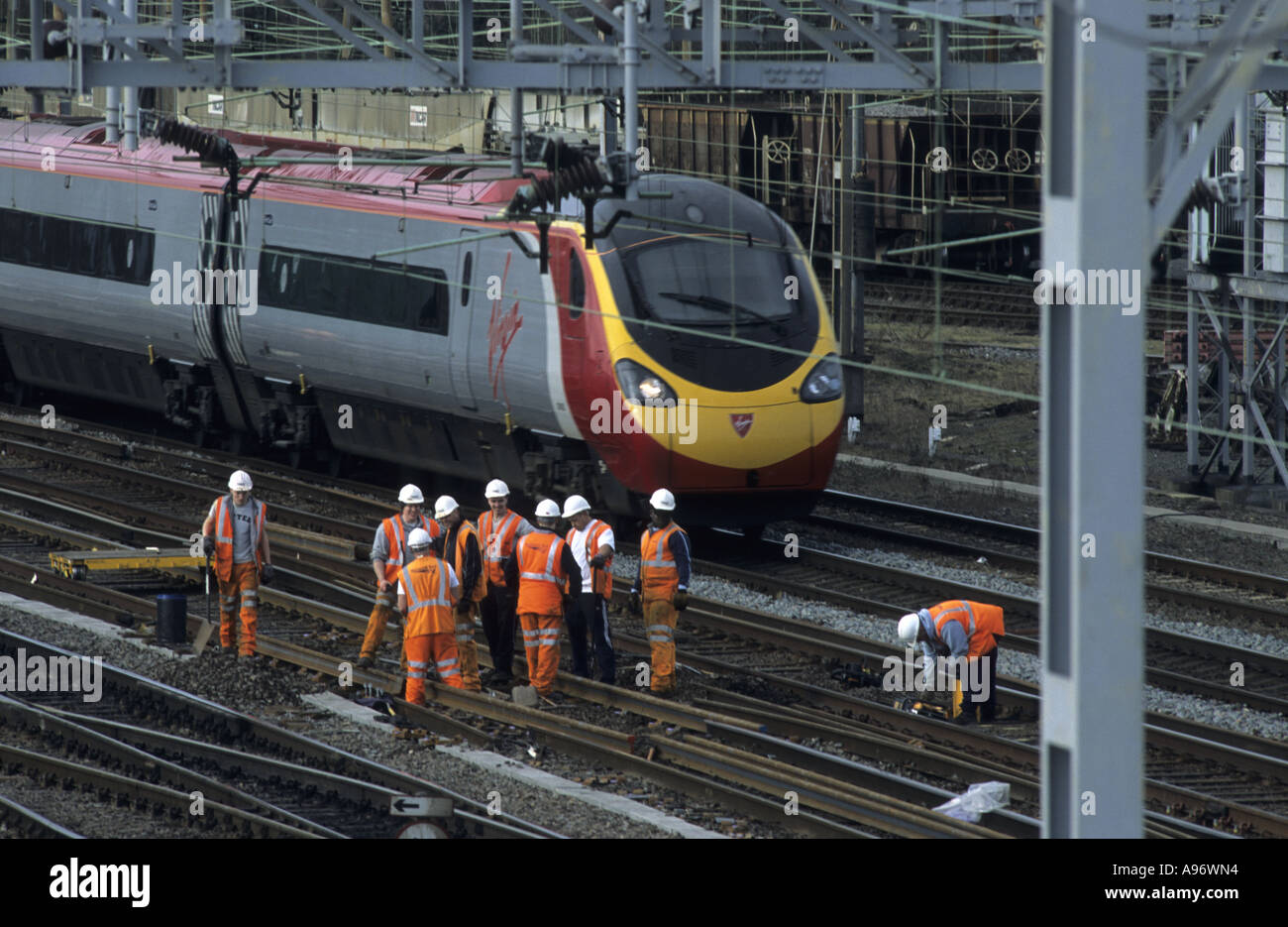 Pendolino Virgin Rail track réseau passant les travailleurs au Rugby, Warwickshire, England, UK Banque D'Images
