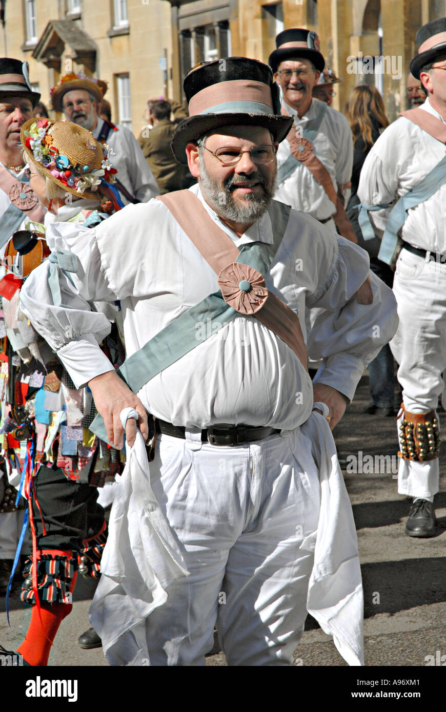 Morris homme danse à travers les rues d'Oxford Banque D'Images